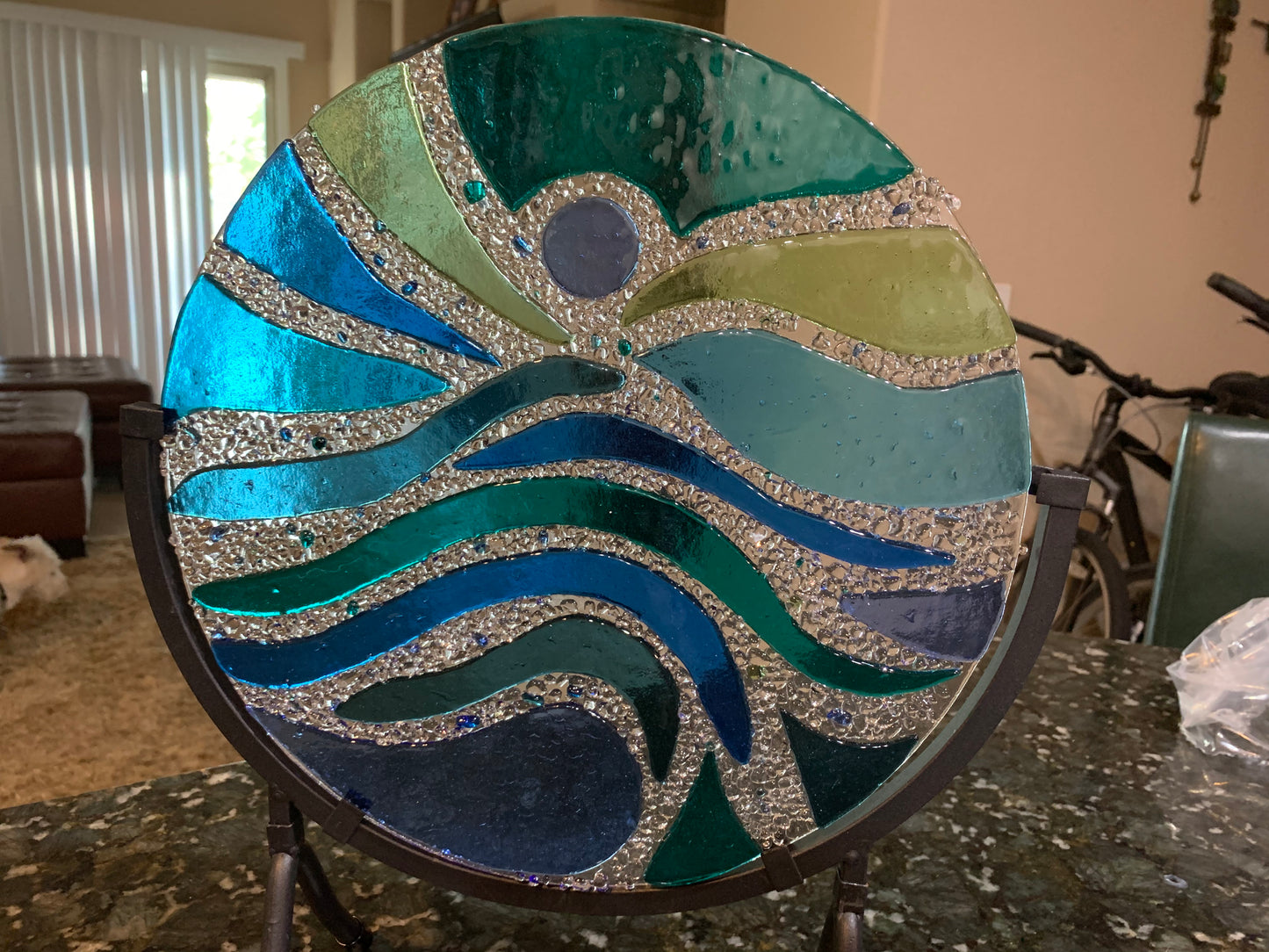 Round display with ocean colors